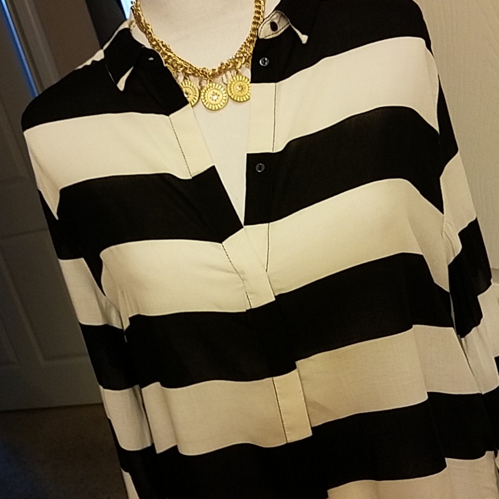 H&M Top - Picture 2 of 4